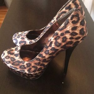 Brand new never worn animal print heels 👠